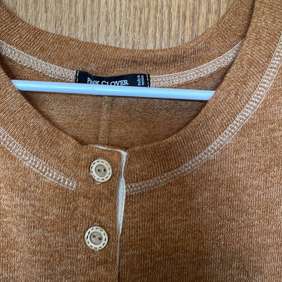 PINK CLOVER Annika Button Detail Knit Top - Picture 2 of 4